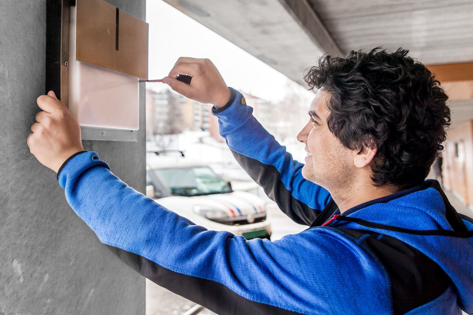 Elektriker på jobb